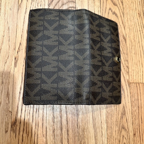 Michael Kors Trifold Wallet - Picture 13 of 13